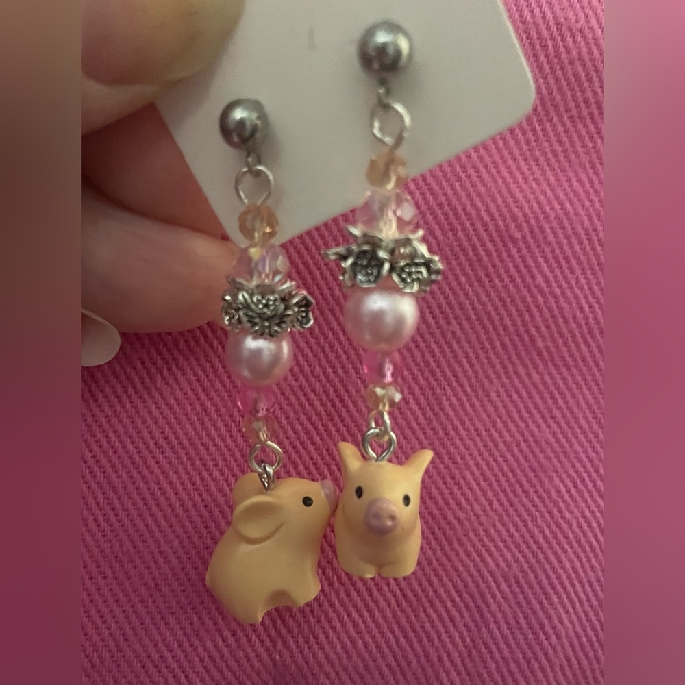 Miss Piggy Dangle Earrings with Pink Beads - Picture 6 of 6
